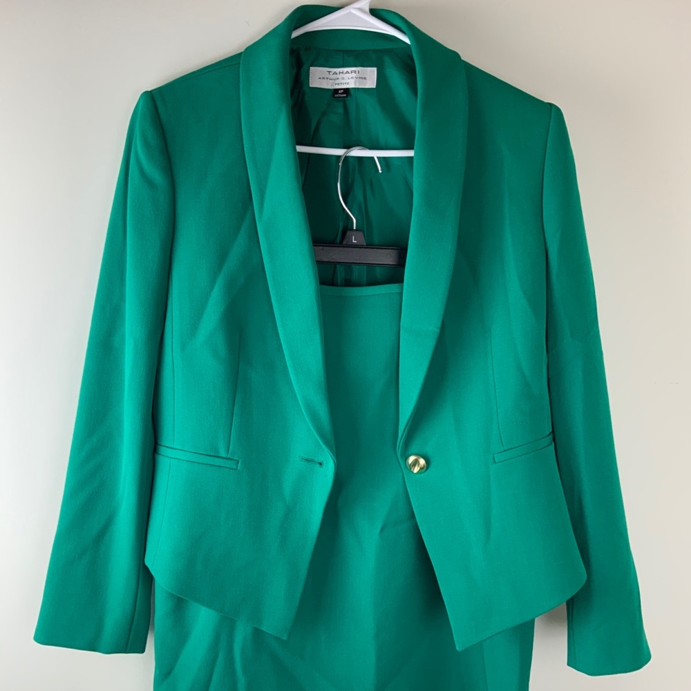 TAHARI By Arthur S. Levine Suit